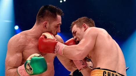 Die Handschuhe von Fedor Tschudinow (r.) waren offenbar beschädigt