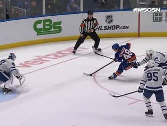 Der 18-Jährige Matthew Matthew Schaefer rettet sein Team mit diesem atemberaubenden Treffer zum Sieg. 