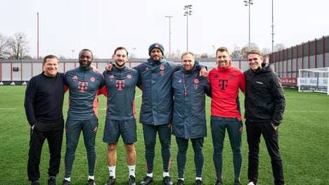 Vincent Kompany (m.) mit seinem Trainerteam. 