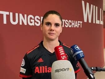 Nach dem 3:1-Heimsieg des FC Bayern gegen Barcelona vor 24.000 Zuschauern in der Allianz Arena bewertet Sarah Zadrazil die Entwicklung nach dem EM-Hype sehr positiv und möchte für die nächste Generation Türen öffnen. 