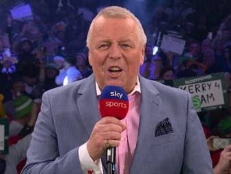 John McDonald verabschiedet sich in den Ruhestand. Im Finale der Darts-WM 2026 zwischen Luke Littler und Gian van Veen bittet er ein letztes Mal die Spieler auf die Bühne
