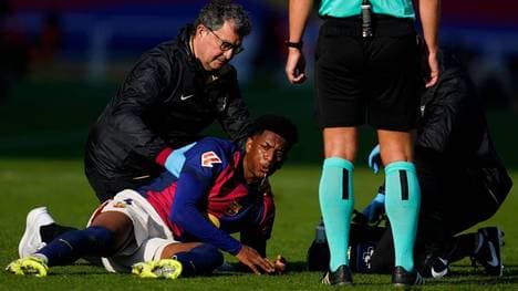 Balde übergibt sich auf dem Rasen.