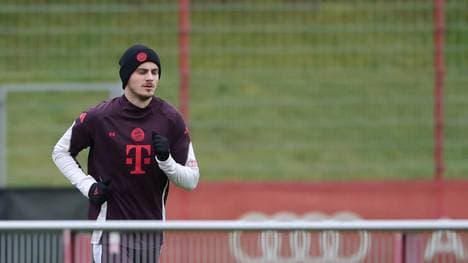Josip Stanisic ist nach seiner Verletzung zum ersten Mal zurück im Mannschaftstraining des FC Bayern