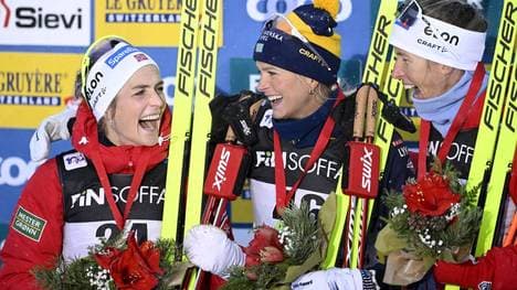 Therese Johaug (l.) wurde Zweiter hinter Frida Karlsson