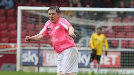 Der frühere englische Nationalspieler Peter Beardsley wurde von der FA angeklagt