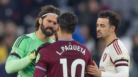 Alisson Becker (l.) redet auf Lucas Paquetá ein