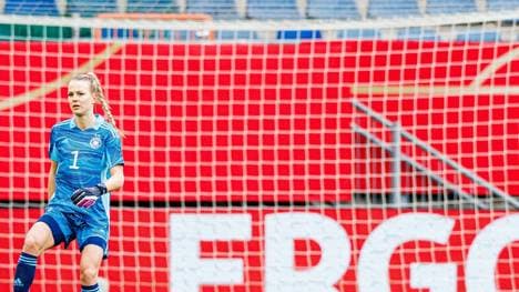 Merle Frohms steht bei der EM zwischen den Pfosten