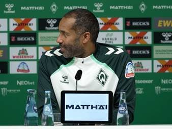 Mit verschiedenen Jugendwörtern versucht ein Reporter, Werder-Trainer Daniel Thioune die heutige Jugendsprache näherzubringen. Der Coach nimmt es mit Humor.