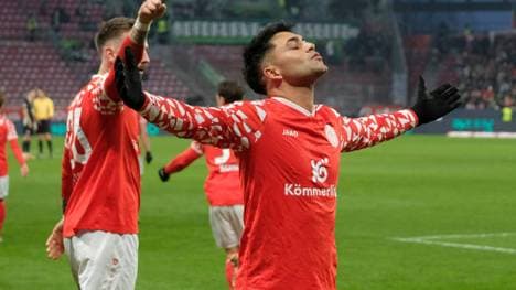 Nadiem Amiri lässt sich feiern