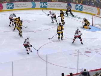 Kurz vor den Olympischen Winterspielen kommt NHL-Star Tim Stützle immer besser in Form. Durch sein Tor und seine überragende Vorlage führt er die Ottawa Senators zum 3:2-Sieg. 