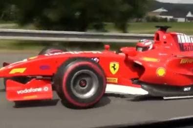 Irre Spritztour: Rennwagen rast über Autobahn