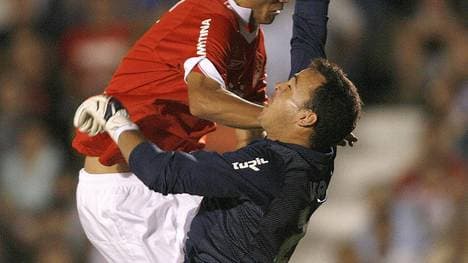 Jarley (L) of Internacional (Brazil) and...