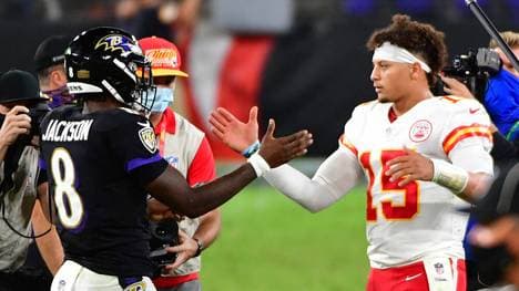 Lamar Jackson (l.) und Patrick Mahomes gehören zu den besten Quarterbacks der NFL