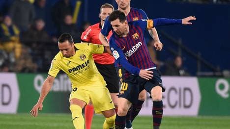 Santi Cazorla von Villarreal im Duell mit Lionel Messi vom FC Barcelona