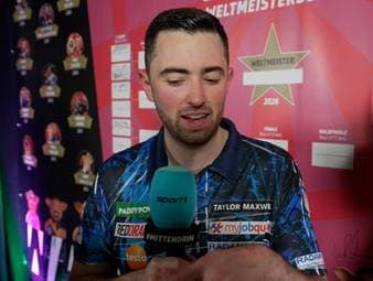 Luke Humphries spricht nach seinem Sieg in der zweiten Runde über das Verhältnis zu seinem Gegner Paul Lim. Scherzhaft freut er sich über dessen Leg-Gewinn am Ende.