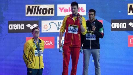 Mack Horton (l.) protestiert gegen den Sieg von Sun Yang (M.)