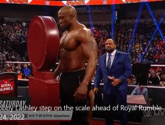 WWE-Champion Brock Lesnar und Herausforderer Bobby Lashley begeben sich vor ihrem Showdown beim Royal Rumble auf die Waage. Auch letzte Giftpfeile fliegen hin und her...