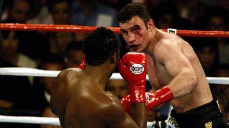 Vitali Klitschko (r.) und Lennox Lewis lieferten sich 2003 den "Kampf der Titanen"