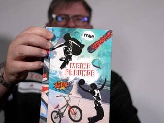 James Wade nimmt sich lange Zeit, um die Fragen im SPORT1-Freundschaftsbuch zu beantworten. Umso überraschender ist manche Antwort von The Machine.