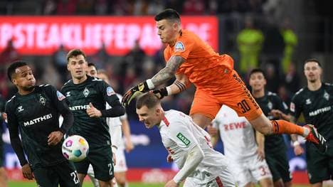 Michael Zetterer traf Kölns Luca Kilian mit dem Knie im Rücken