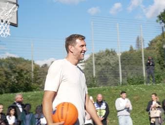 Basketball-Legende Dirk Nowitzki hat in seiner Heimat Würzburg den "Nowitzki Court" eröffnet. Der Volksheld will, dass die Kinder Spaß am Basketball haben.