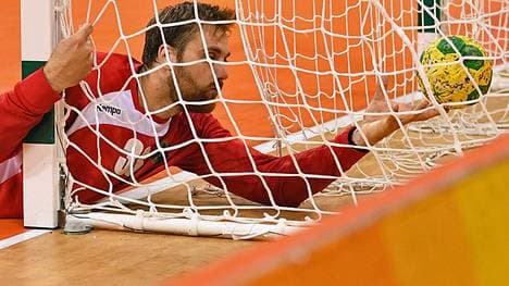 Diesmal zu spät von der Bank zurück: Keeper Andreas Wolff muss wegen der neuen Regel oft Bällen hinterherhechten