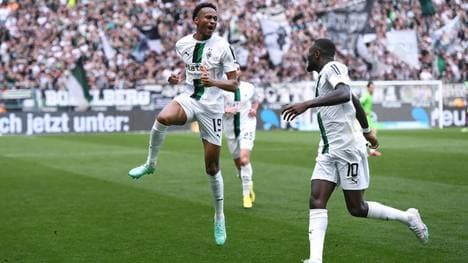 Nathan Ngoumou freut sich über sein erstes Tor für Gladbach