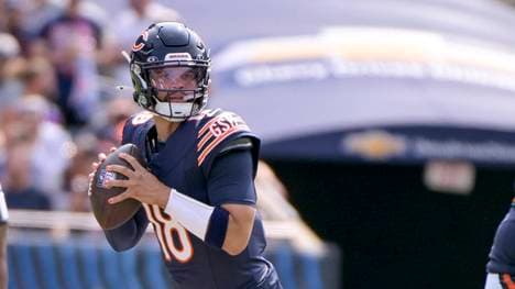 Chicago Bears quarterback Caleb Williams (18) looks for an open receiver against the Tennessee Titans at Soldier Field in Chicago on Sunday, September 8, 2024. PUBLICATIONxINxGERxSUIxAUTxHUNxONLY CHI20240908105 MARKxBLACK