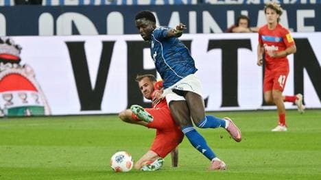 Schalkes Neuzugang Christian Gomis (r.)