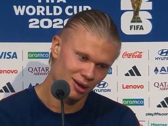 Norwegens-Superstar Erling Haaland kommt beim Erzählen seiner bisherigen WM-Erfahrungen mit seinem Land ins Schwärmen.