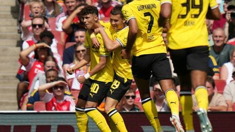Dortmunds Inacio (l.) und Karetsas feiern ihre Treffer