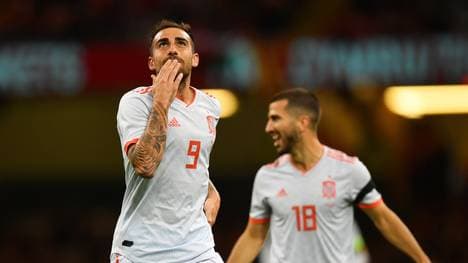 Paco Alcacer (l.) traf doppelt für Spanien