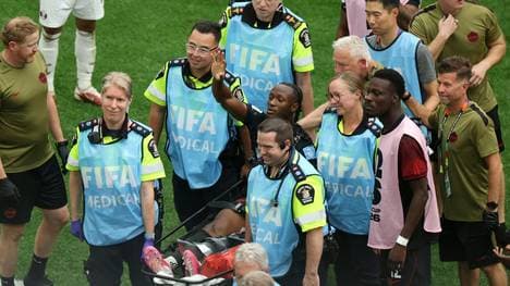 Koné winkt den Fans zu