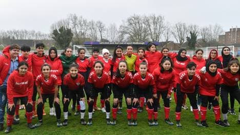 Afghanische Fußballerinnen bestreiten erstes Ligaspiel