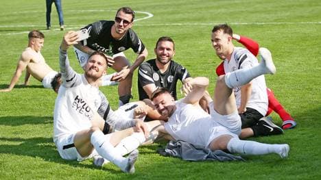 Der SV Elversberg feiert nach dem umstrittenen Spiel in Frankfurt