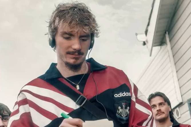 Woltemade präsentiert legendäres Trikot