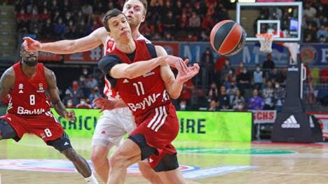 Der FC Bayern um Vladimir Lucic (vorn) steht nach dem Sieg gegen Roter Stern Belgrad in den Play-offs der EuroLeague