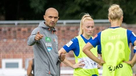 Sofian Chahed (l.) bleibt Cheftrainer in Potsdam