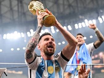 Lionel Messi beendet seine Karriere in der argentinischen Nationalmannschaft. Er trat das Erbe von Diego Armando Maradona an und geht als der Größte aller Zeiten.