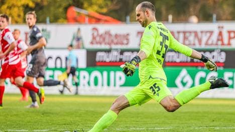 Karlsruher SC - Würzburger Kickers, 23.04.21, Herren, Saison 2020 2021, 2. Bundesligal, Fußball, Heimspiel, Wildparkstadion, Karlsruhe, Germany, GER Torwart Marius Gersbeck (KSC 35) schießt den Ball. Karlsruhe Wildparkstadion Baden-Württemberg Germany *** Karlsruher SC Würzburger Kickers, 23 04 21, men, season 2020 2021, 2 Bundesligal, football, home match, Wildparkstadion, Karlsruhe, Germany, GER goalkeeper Marius Gersbeck KSC 35 shoots the ball Karlsruhe Wildparkstadion Baden Württemberg Germany