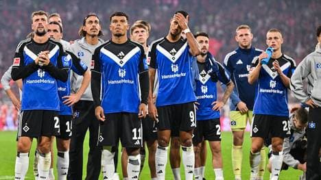 Die Spieler des HSV bedanken nach dem 0:5 beim FC Bayern bei ihren Fans