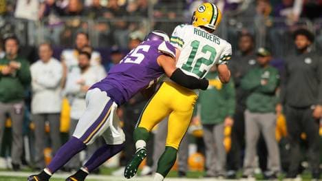Anthony Barr (l.) räumte Aaron Rodgers um