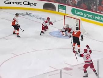 Die Carolina Hurricanes gewinnen auch Spiel 3 der Playoff-Serie gegen die Philadelphia Flyers und stehen mit einer 3:0-Führung kurz vor dem Einzug in die Eastern Conference Finals. Mit diesem Erfolg egalisieren die Hurricanes außerdem einen historischen Franchise-Rekord.