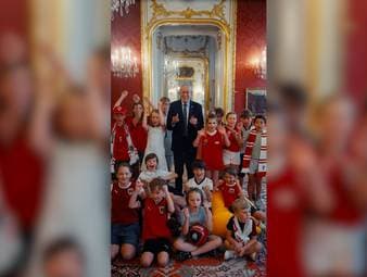 Im Vorfeld des Spiels gegen Spanien wendet sich der österreichische Bundespräsident Alexander Van der Bellen mit einem Appell an alle Eltern, ihre Kinder für das Spielausnahmsweise länger aufbleiben zu lassen.