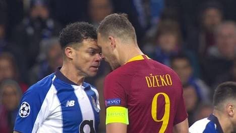 Edin Dzeko (r.) ging nach dem Tete-a-Tete mit Pepe zu Boden