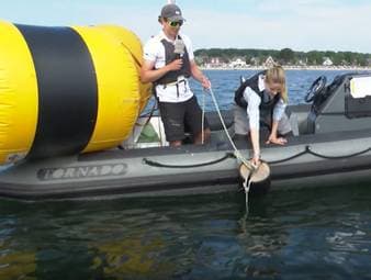 SPORT1 Moderatorin hat Bengt Ramhorst, Tonnenleger bei der Kieler Woche, im Interview. Er verrät worauf es bei seinem Job ankommt.