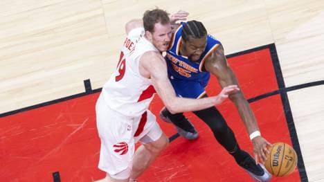 Ariel Hukporti im Knicks-Trikot (r.)