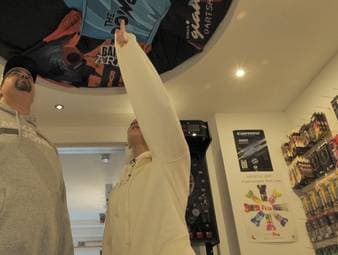 Ein echter Hingucker im Dartshop von Gabriel Clemens: An der Decke sind viele Trikots in einer Collage ausgestellt, einige von ihnen sogar getragen und unterschrieben. Die Darts-WM ab dem 15. Dezember live auf SPORT1.