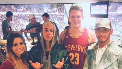 Matthias Ginter (2.v.r.) posiert mit Justin Bieber (2.v.l.) und Lewis Hamilton (r.)