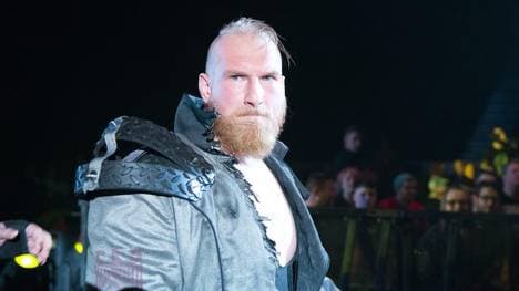 Alexander Wolfe tritt am Abend vor WrestleMania 33 bei WWE an